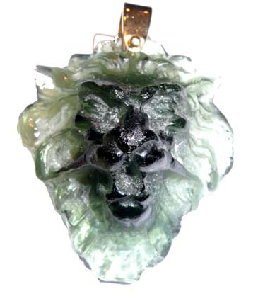 Carved nephrite jade lion pendant Design Classique
